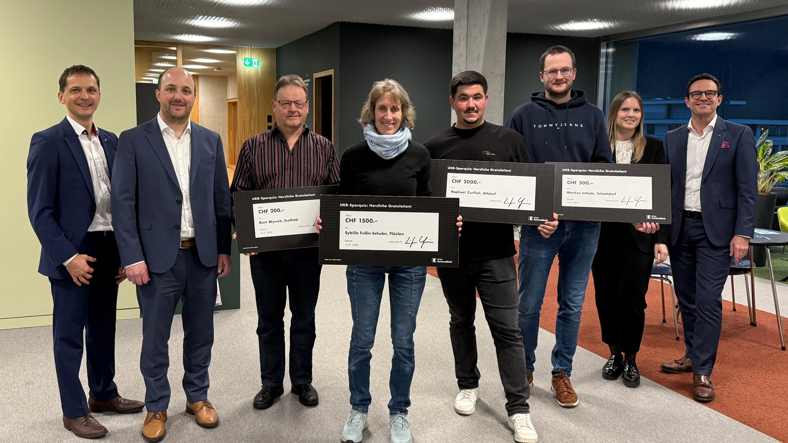 Grosses Interesse am UKB-Sparquiz: glückliche Gewinnerin und Gewinner